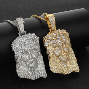 Détail des pendentifs Jésus en or et argent sertis de zircone avec chaînes torsadées