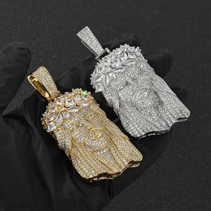 Détail des pendentifs Jésus en or et argent sertis de pierres en zircone cubique