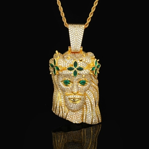Iced Out Jesus Anhänger Goldkette mit grünen Steinen und glänzenden Zirkonia