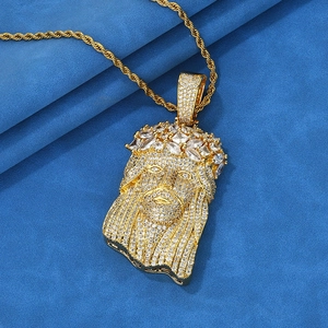 Collana con ciondolo Gesù in oro con zirconi bianchi micro-pave su catena a corda