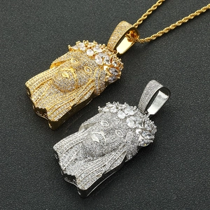 Détails des pendentifs tête de Jésus en or et argent sertis de zircons brillants pavés