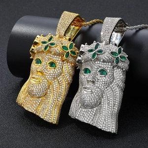 Hip-Hop-Anhänger Jesus in Gold und Silber mit grünen Zirkonia-Akzenten und Kette