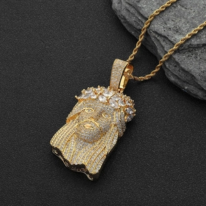 Pendentif tête de Jésus hip hop doré avec zircons sur une chaîne torsadée