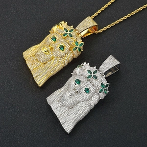 Detail von Hip-Hop Iced-Out Kleeblatt-Porträtanhängern in Gold und Silber mit grünen Steinen