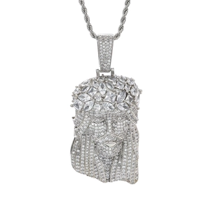 Dettaglio del ciondolo testa di Gesù hip hop argento con pietre di zircone incastonate