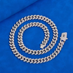 Dettaglio della catena cubana da 12mm in argento con zirconi pavé e chiusura a scatto