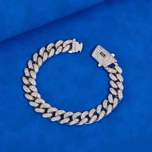 Dettaglio del bracciale cubano da 12mm con zirconi cubici incastonati su velluto