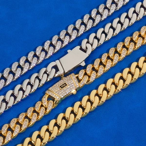 Dettaglio ravvicinato di catene a maglia cubana da 12 mm in oro e argento con zirconi