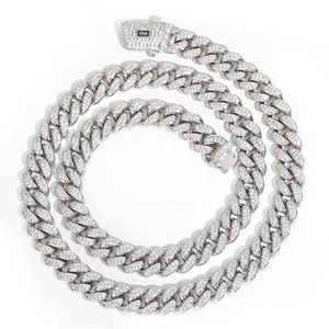 Vista macro della catena cubana 12mm in argento con zirconi e chiusura di sicurezza
