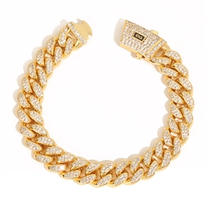 Dettaglio della catena cubana dorata da 12mm con pavé di zirconi bianchi luminosi