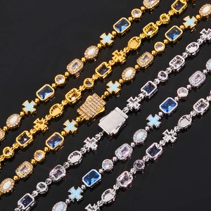 Bracelet hip-hop avec pierres bleues, opales et un fermoir orné de diamants brillants