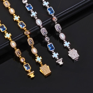 Bracelet hip-hop luxueux avec croix, pierres bleues et opales blanches en finitions or et argent