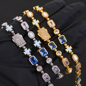 Bracelet hip hop avec croix bleue et pierres d'opale sur chaînes or et argent