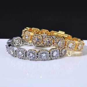 Détail de bracelets hip-hop en or et argent avec grands zircons et fermoir à cliquet robuste