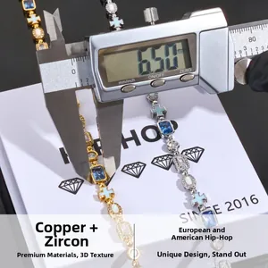 Détail montrant la largeur de 6,50 mm d'un bracelet croix hip hop avec zircon et opale