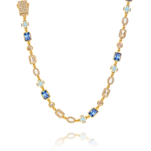 Collier hip hop doré avec croix en opale bleue et pierres géométriques sur fond blanc
