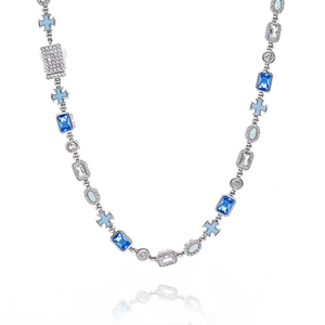 Détail du collier en argent avec des croix en émail bleu et des pierres d'opale