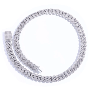 Dettaglio catena cubana da 12mm con zirconi cubici a taglio baguette e tondo incastonati