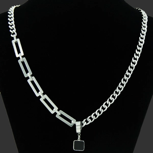 Collana con Ciondolo Quadrato Nero in Acciaio Inossidabile per Uomo Donna Catena Asimmetrica a Punto Croce Minimalista Gioielli