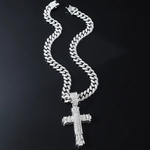 Chaîne cubaine argentée avec grand pendentif croix en diamant pour un style hip-hop