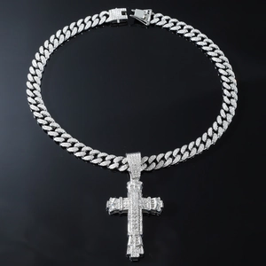 Chaîne cubaine en argent glacé avec un grand pendentif croix en pavé de diamants hip hop