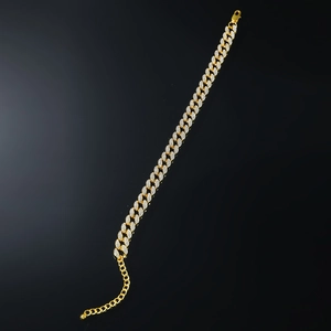 Détail de la chevillère cubaine dorée sertie de strass avec fermoir mousqueton