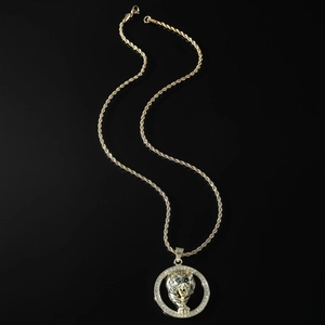 Collier avec pendentif tête de tigre doré aux yeux verts et halo de cristaux brillants