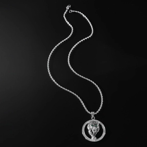Collier tête de tigre en argent avec yeux verts et strass blancs sur fond noir