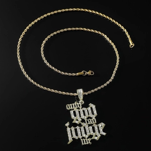 Pendentif 'Only God Judge Me' glacé avec chaîne corde dorée style hip hop pour homme