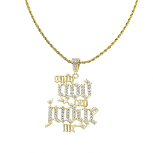 Collier hip hop doré avec pendentif Only God Can Judge Me en lettres gothiques serties