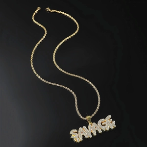 Collier hip hop avec pendentif lettre SAVAGE doré serti de strass blancs brillants