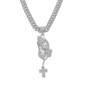 Collana cubana hip hop in argento con mani in preghiera e ciondolo a croce con brillanti
