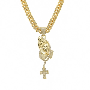 Collana hip hop iced-out con ciondolo mani in preghiera e croce su catena dorata