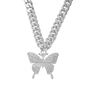 Collana a catena cubana argento con grande ciondolo a farfalla e strass luccicanti