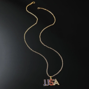 Collana hip hop dorata con ciondolo USA grande decorato con strass colorati rosso blu e bianco