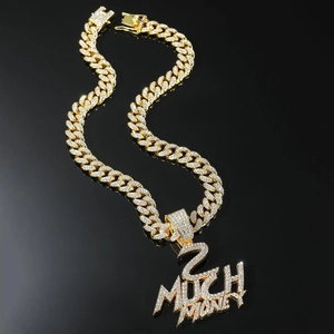 Detailansicht der goldenen Panzerkette mit MUCH MONEY Strass-Anhänger im Hip-Hop Stil