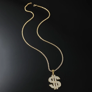 Pendaglio segno del dollaro in oro con catena a fune su superficie nera riflettente