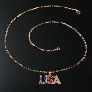 Collana hip hop con ciondolo USA e strass colorati su catena dorata stile punk