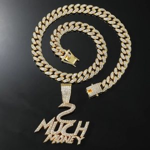 Nahaufnahme der goldenen Panzerkette mit eisbedecktem 2 Much Money Buchstabenanhänger