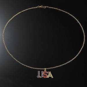 Collana hiphop dorata con ciondolo USA decorato con strass rossi blu e bianchi lucidi