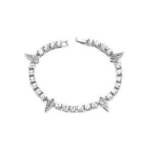 Détail d'un bracelet tennis argenté avec pointes serties de cristaux et fermoir à cliquet