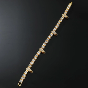 Détail d'un bracelet de tennis hip-hop doré avec pointes glacées et zircons cubiques