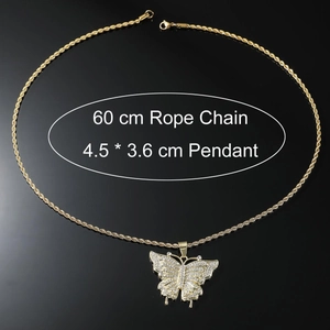 Détail du pendentif papillon doré avec cristaux et chaîne torsadée de 60cm de long