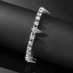Détail du bracelet tennis argenté avec zircons et breloque géométrique triangulaire