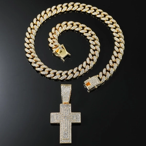 Goldene Hip-Hop-Panzerkette und Set mit vereistem Kreuzanhänger und weißen Zirkonias
