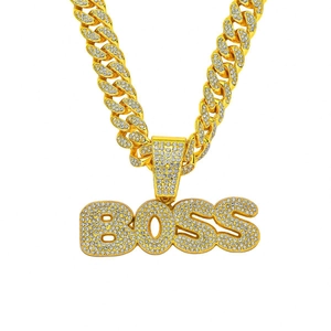 Collier hip-hop homme avec pendentif BOSS serti de cristaux et chaîne cubaine dorée