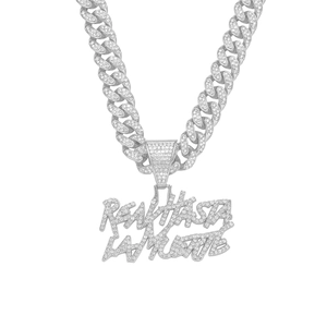 Dettaglio macro della collana cubana d'argento con ciondolo Real Hasta La Muerte
