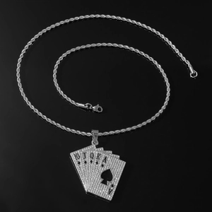 Detailansicht der silbernen Hip-Hop-Halskette mit iced-out Royal Flush Anhänger