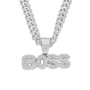 Vue détaillée du pendentif BOSS argenté avec strass brillants et chaîne à mailles cubaines