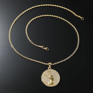 Pendentif Nefertiti en or hip hop avec strass sur une chaîne classique torsadée